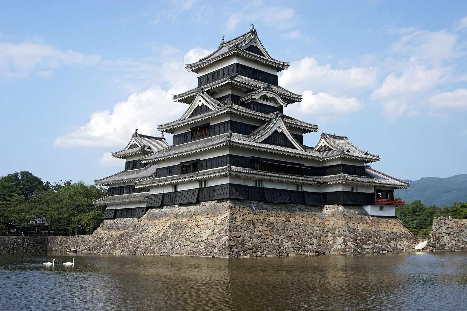 Het zwarte kasteel van Matsumoto, gespiegeld in de gracht
