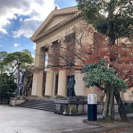 De zuilengevel van het Ohara museum in Kurashiki, met herfstbomen ervoor