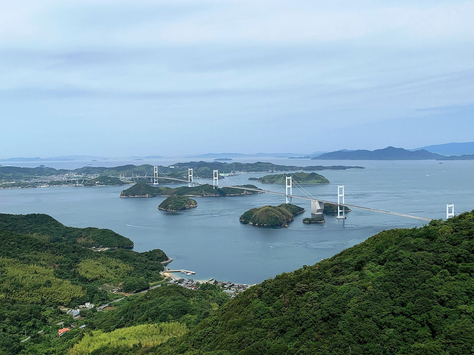 De Kurushima Kaikyo brug over de eilanden van de Seto binnenzee