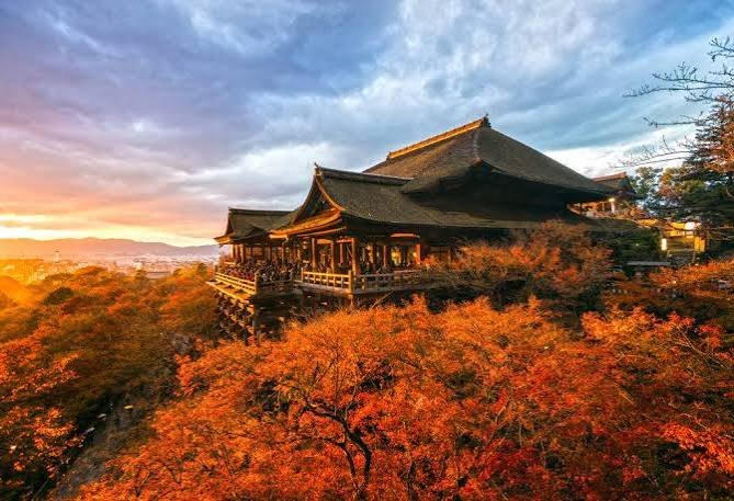De tempel Kiyomizudera boven de helling, tussen de rode esdoorns