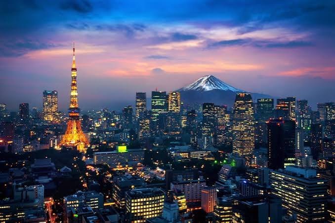 Tokyo bij valavond, met de Tokyo Tower links en de Fuji achter de stad